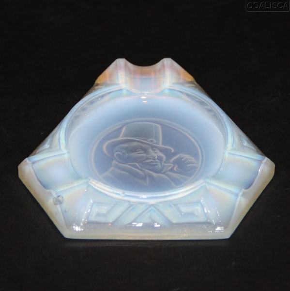 Cristal opalescente prensado.
Origen: Francia.